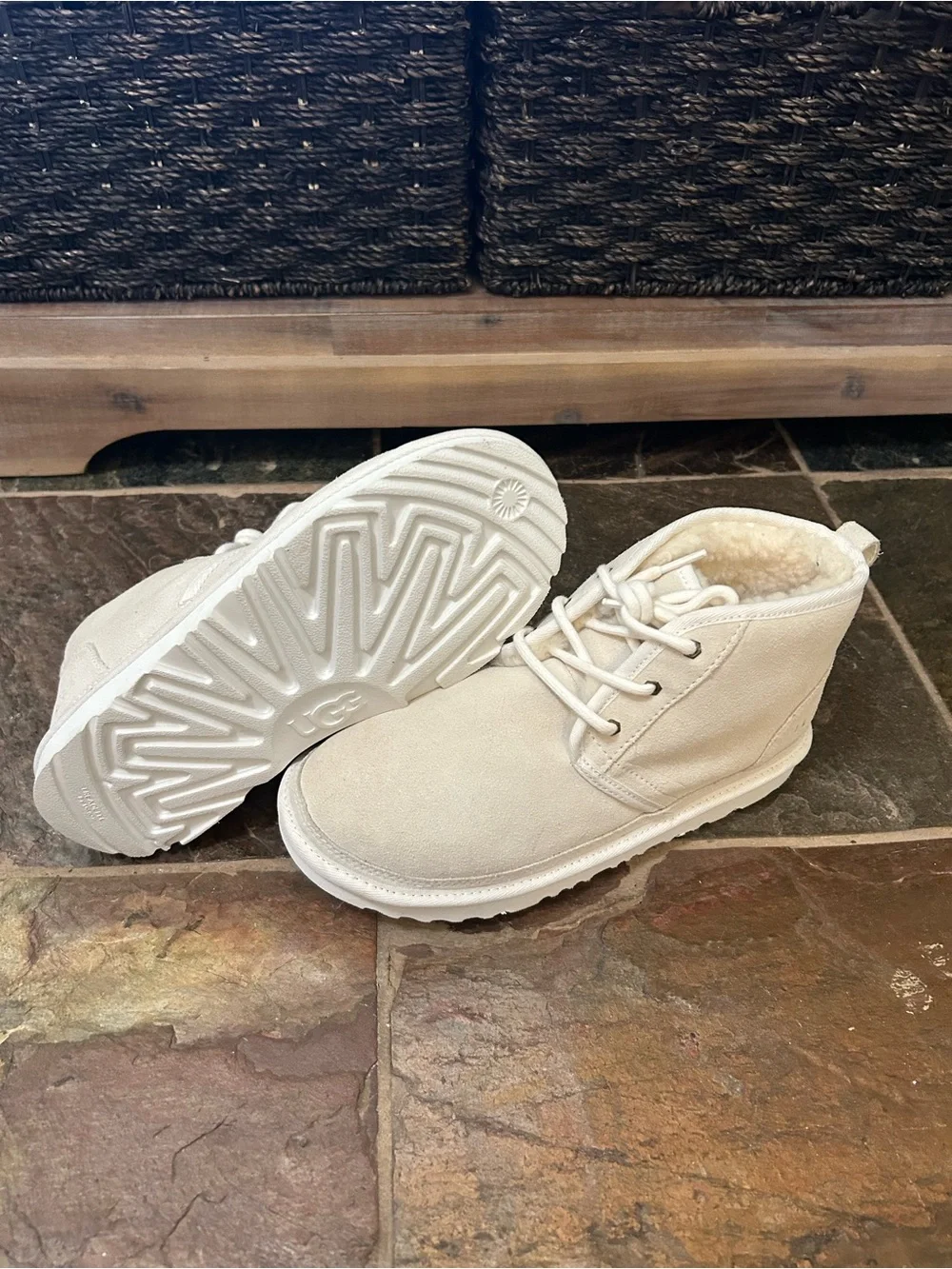 Ugg Unisex Cream Colored Chukka Suede Cozy Interior Boots, Men’s 5 Women’s 7.
